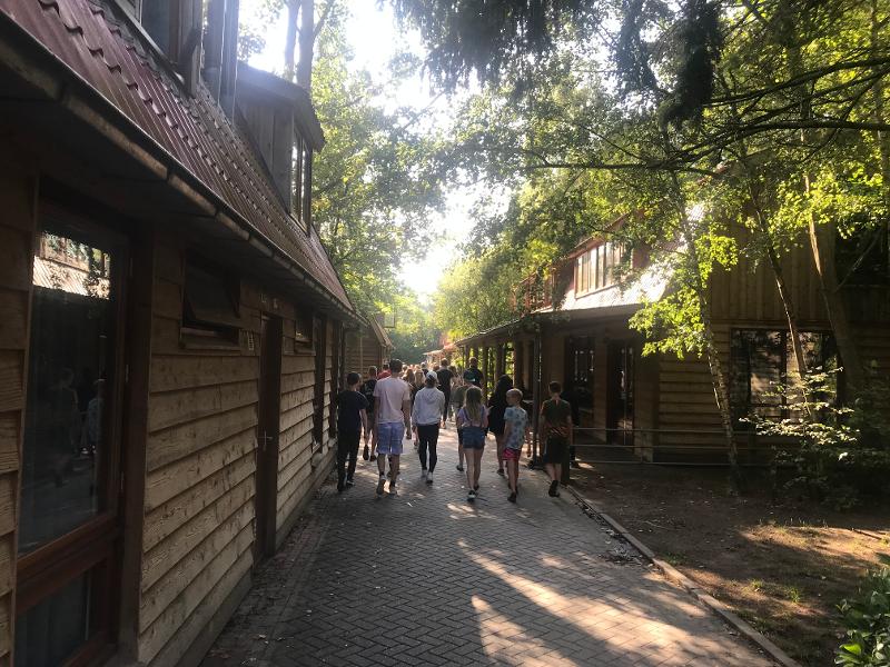 Die Kinder im Sportcamp spazieren durch einen Zoo