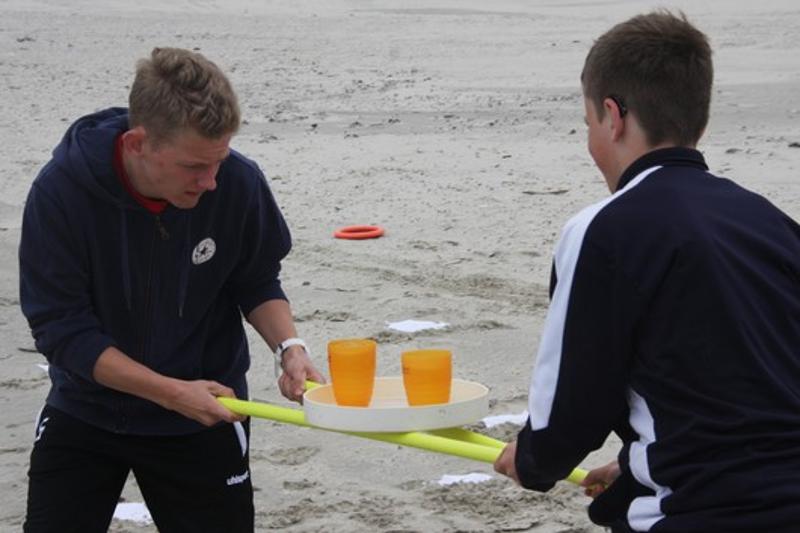 Zwei Jungen im Feriencamp Hannover üben Tricks