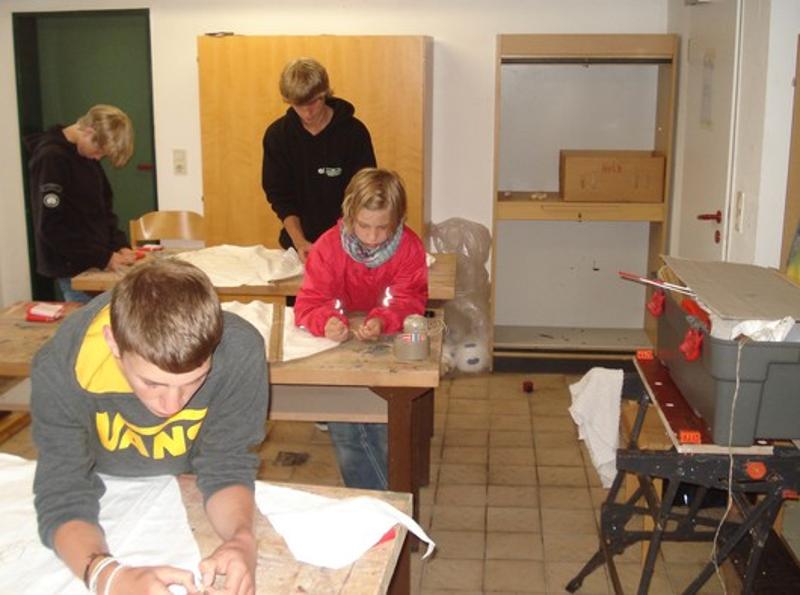 Teilnehmer basteln im Feriencamp Hannover