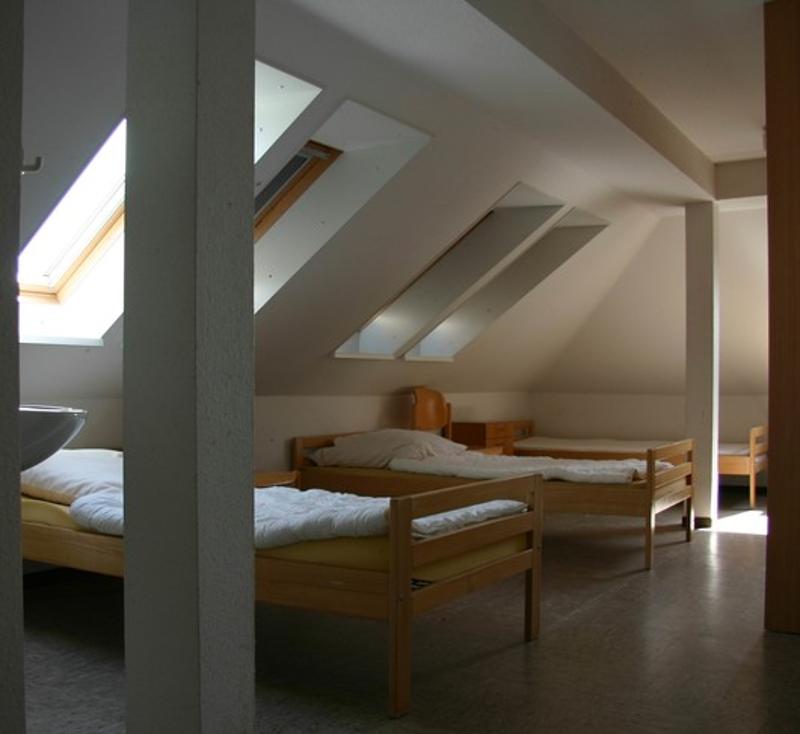Ein Zimmer mit mehreren Betten im Feriencamp Hannover