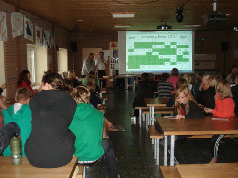 Kinder im Feriencamp Hannover spielen gemeinsam Bingo