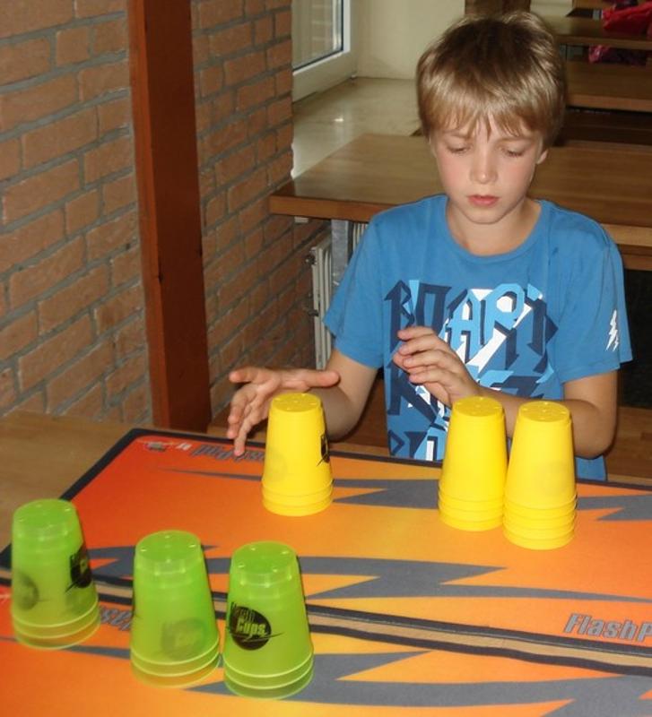 Ein Junge übt einen Bechertrick im Feriencamp Hannover
