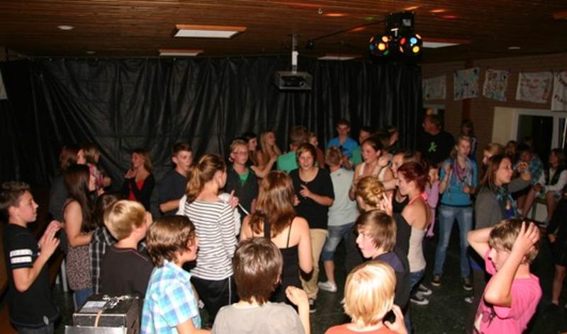 Teilnehmer veranstalten im Feriencamp Hannover eine Party