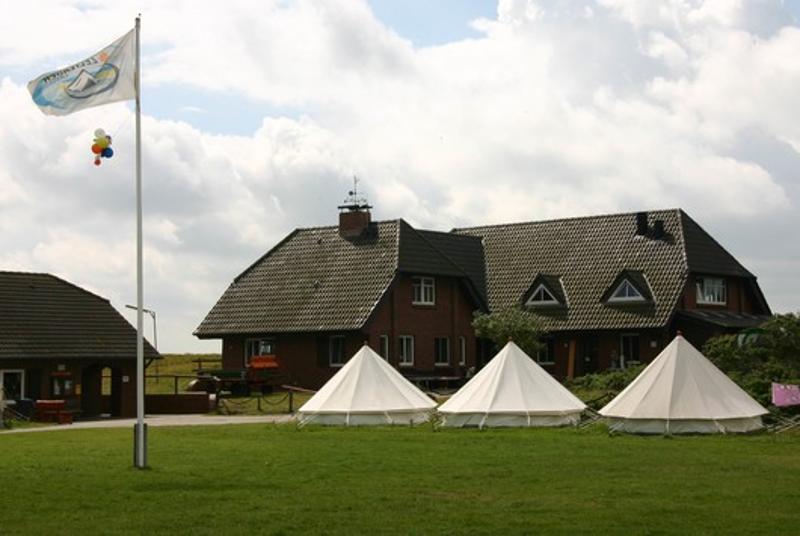 Die Unterkunft bei einem Feriencamp Hannover mit einem Haupthaus und Zelten