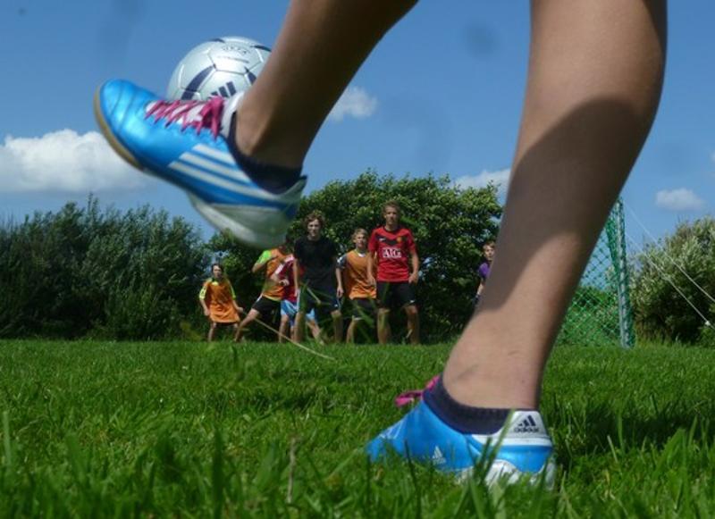 Kinder spielen im Feriencamp Hannover Fußball
