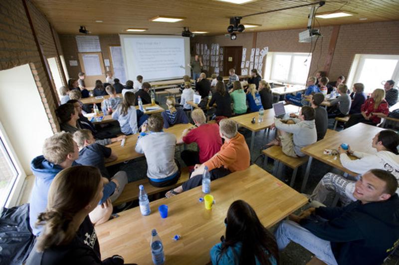 Kinder im Feriencamp Hannover in einem Aufenthaltsraum versammelt