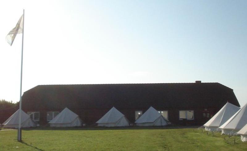Eine große Gemeinschaftshalle des Feriencamp Hannover von außen
