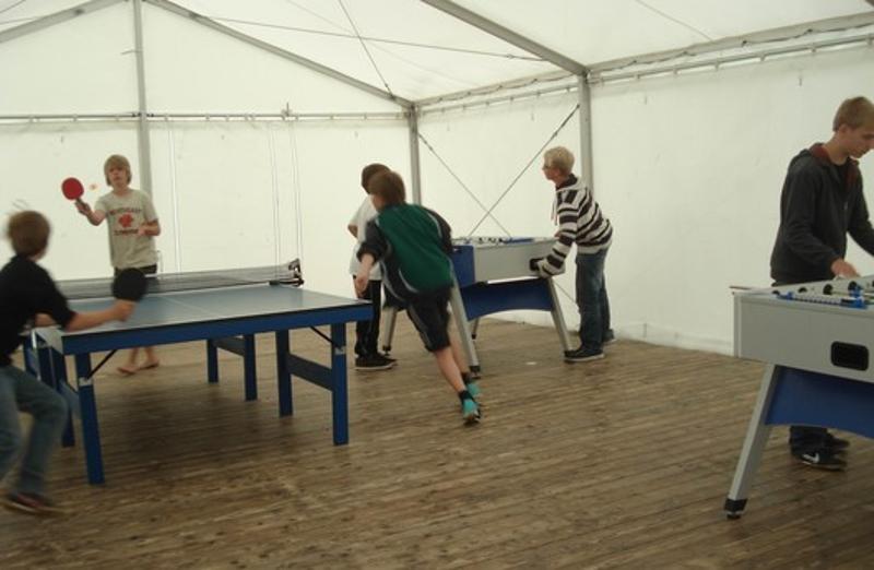 Teilnehmer spielen im Feriencamp Hannover Kicker und Tischtennis