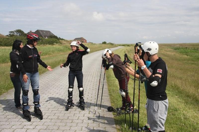 Kinder lernen in ihrem Feriencamp Hannover skaten