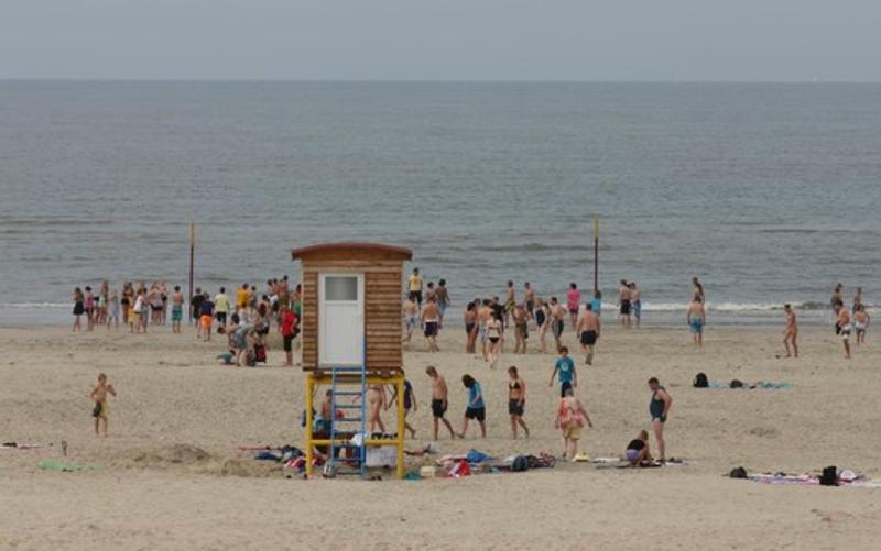 Ein Strand mit Urlaubern bei einer Ferienfreizeit Hannover