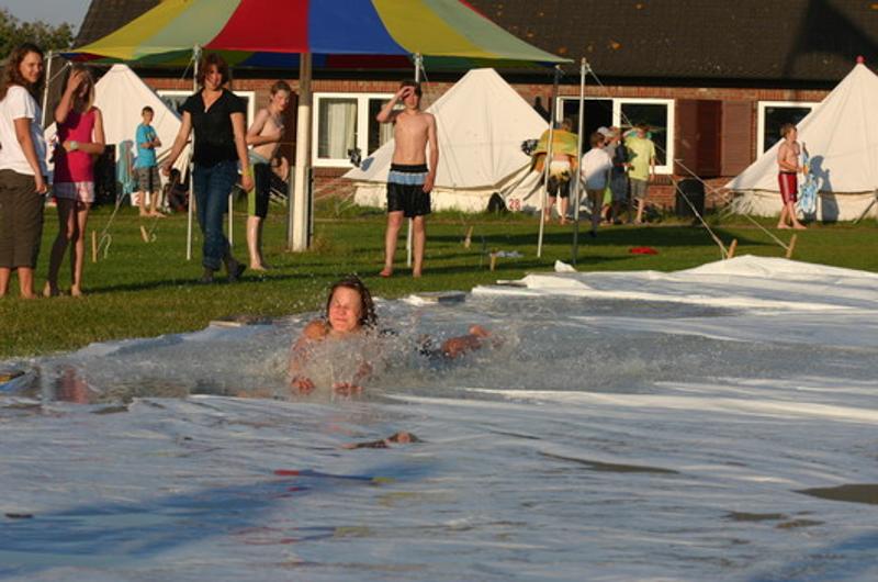 Ein Waterslide und Teilnehmer in einem Sommercamp Hannover