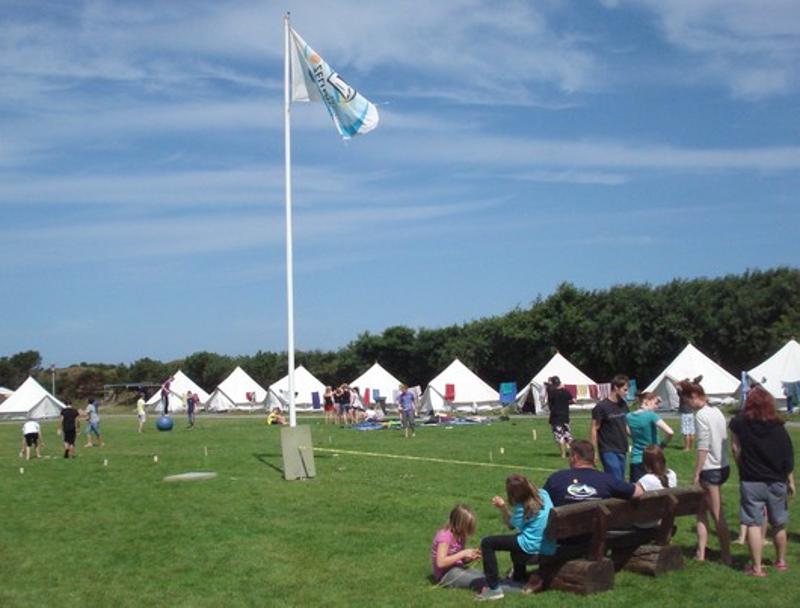 Ein großer Sportplatz mit Zuschauern bei einem Feriencamp Hannover