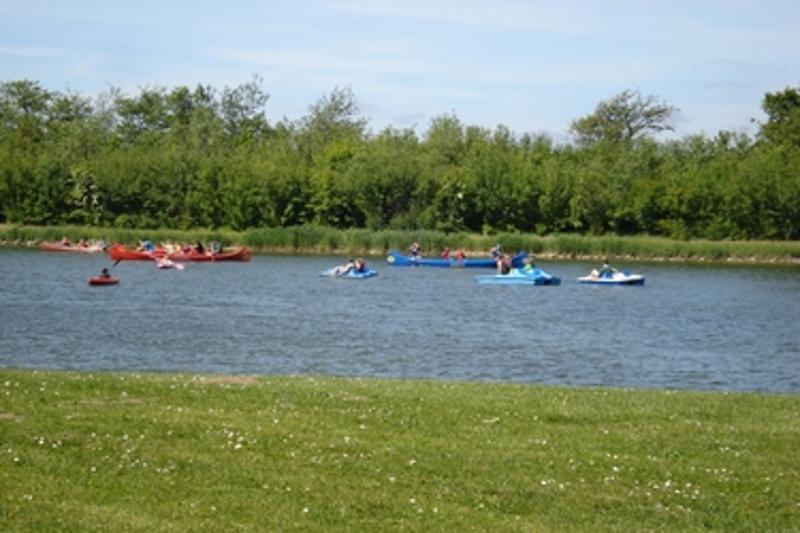 Boote auf einem Fluss bei einem Feriencamp Hannover