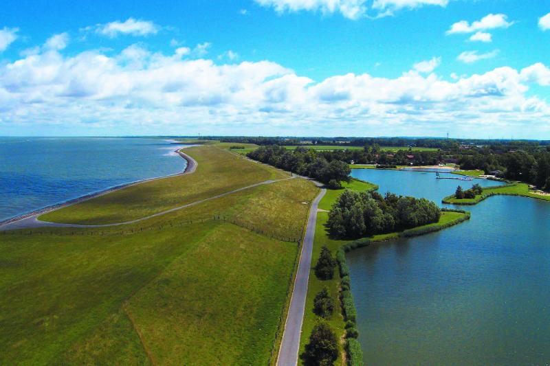 Ein Teich liegt direkt neben dem Meer bei einer Ferienfreizeit Hannover