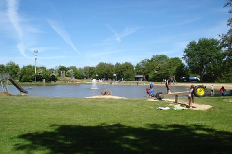 Ein großer Spielplatz an einem kleinen See bei einem Feriencamp Hannover