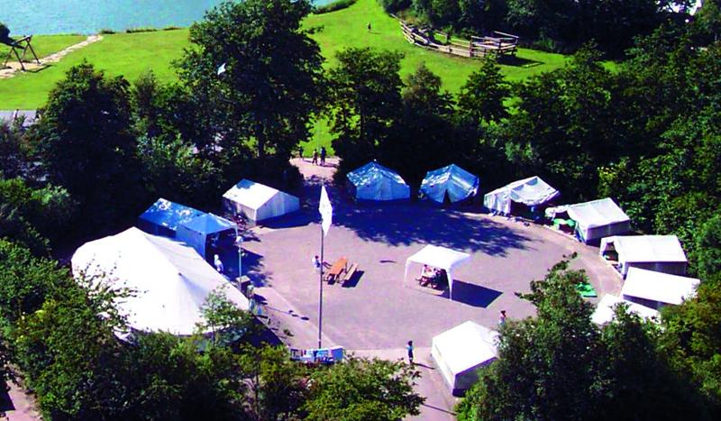 Die Zelte sind bei einem Feriencamp Hannover kreisförmig angeordnet
