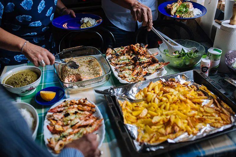 Buffet mit reichhaltigem Menu bei einem Feriencamp Schweiz