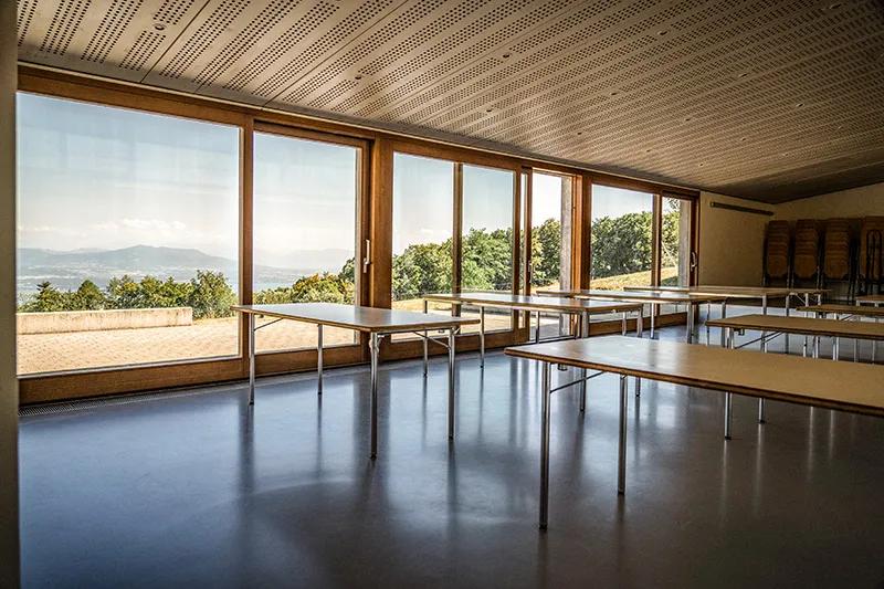 Klassenzimmer mit moderner Einrichtung bei einem Feriencamp Schweiz