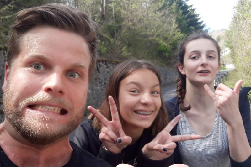 Teilnehmer eines Ferienlager Schweiz machen gemeinsam ein Selfie