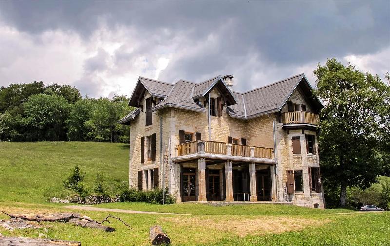 Eine Unterkunft eines Feriencamp Schweiz von außen