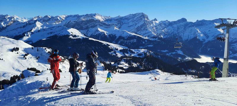 In den Winterferien Stuttgart steht eine Gruppe Skifahrer in der winterlichen Landschaft