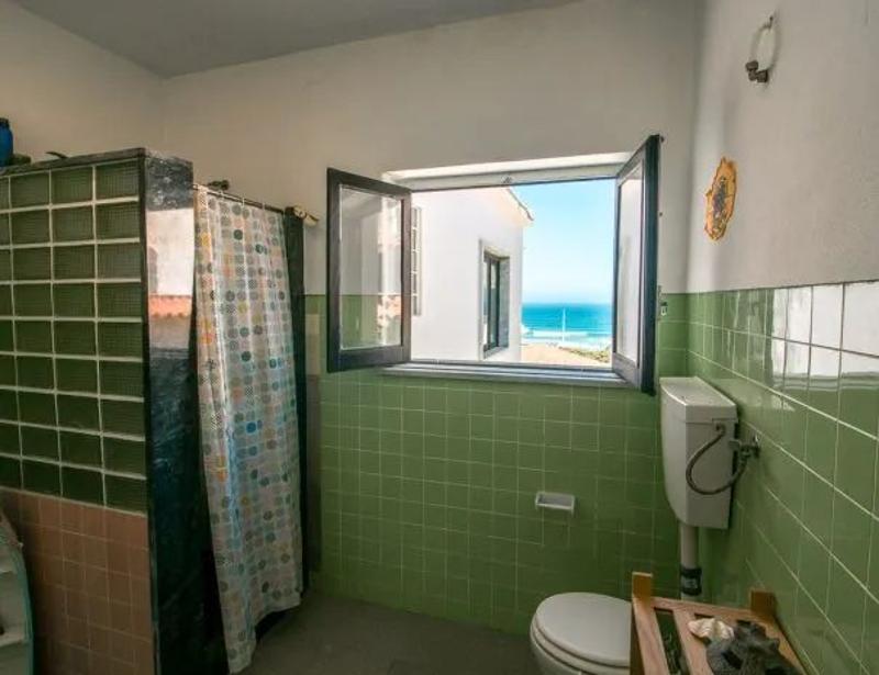 Das Bad beim Surfcamp Portugal ist sehr sauber
