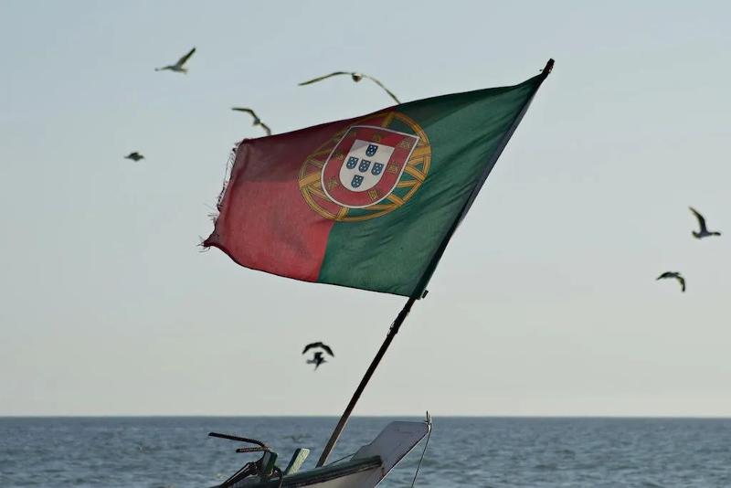 Eine Flagge weht auf Sprachreise Portugal im Wind