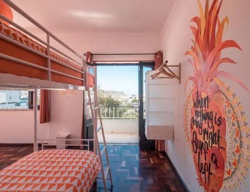 Ein Hochbett steht vor einer Balkontür auf Portugal Sprachreise