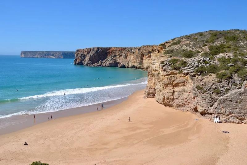 Ein langer Sandstrand auf Sprachreise Portugal