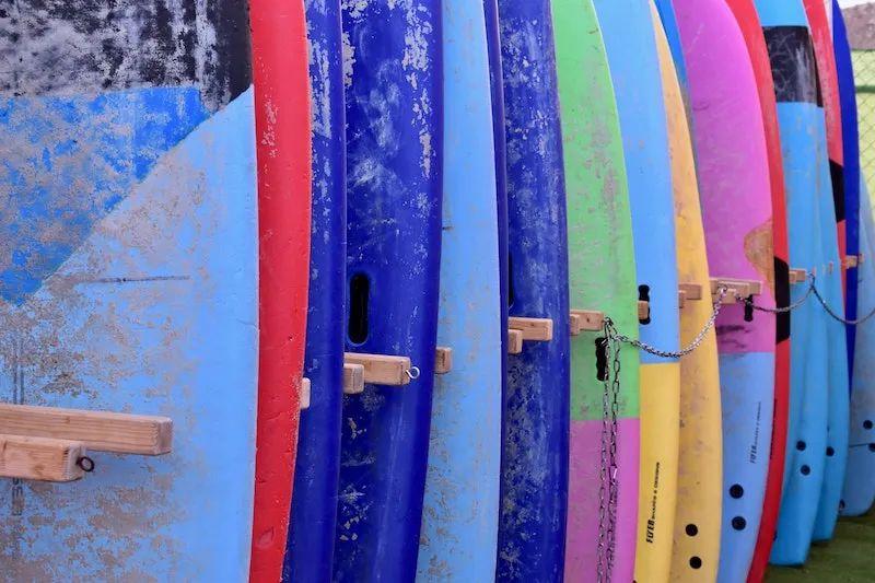 Viele Surfbretter stehen angereiht auf Sprachreise portugiesisch