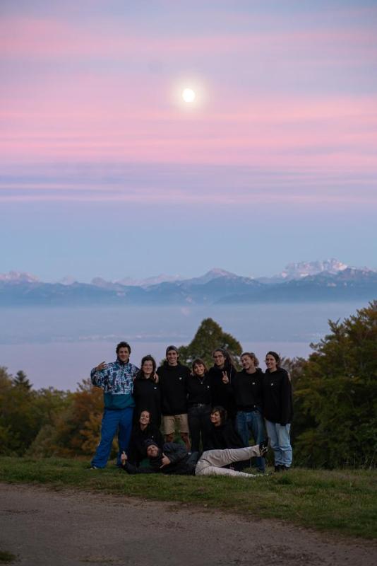 Eine Gruppe von Schülern steht auf Sprachreise Schweiz auf einer Wiese