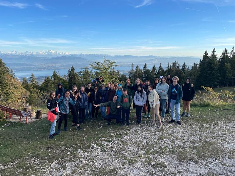 Kinder des Sprachcamps Schweiz gehen wandern