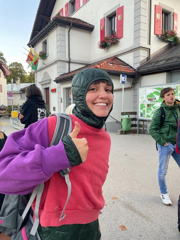Ein Junge des Sprachcamps Schweiz zieht sich warm an