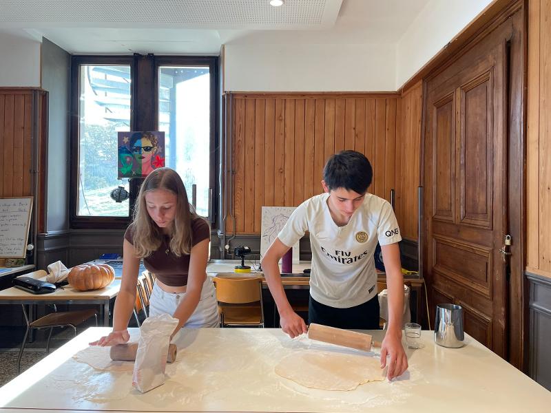 In den Sprachferien Schweiz backen Jugendliche gemeinsam