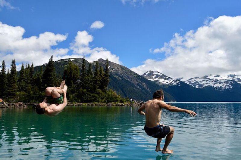 Zwei Jungs springen auf Sprachreise Schweiz in einen See