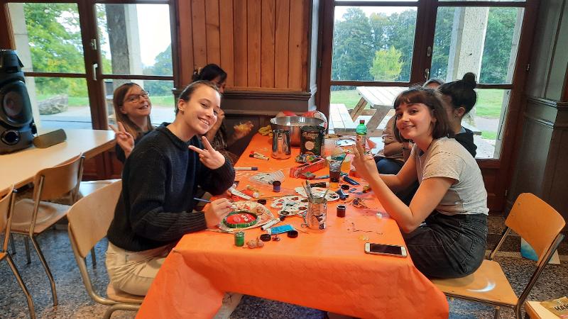 Teilnehmerinnen beim Feriencamp Schweiz basteln gemeinsam