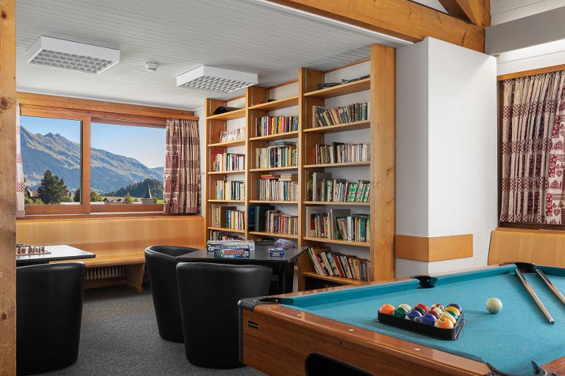 Im Aufenthaltsraum stehen auf Sprachreise Schweiz Sessel und ein Billardtisch