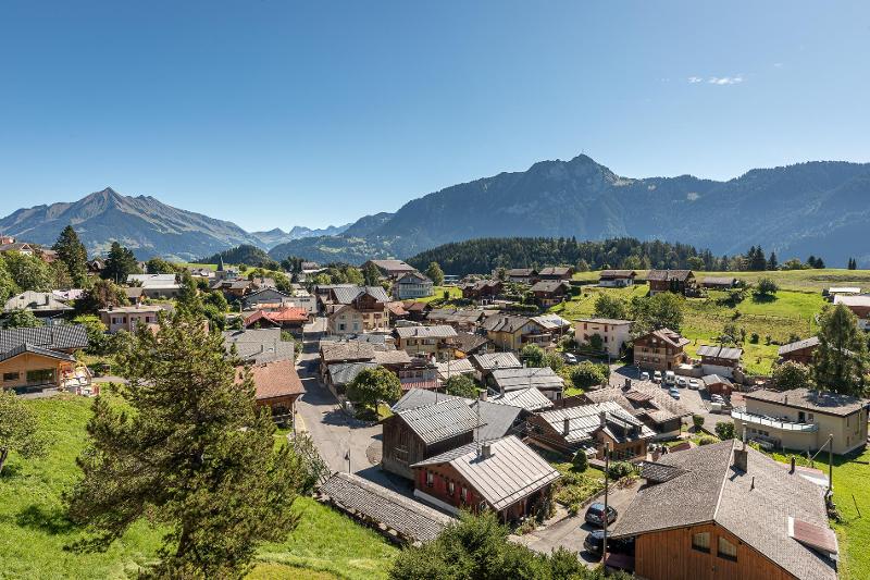 Ein Dorf umgeben von Bergen in den Sprachferien Schweiz