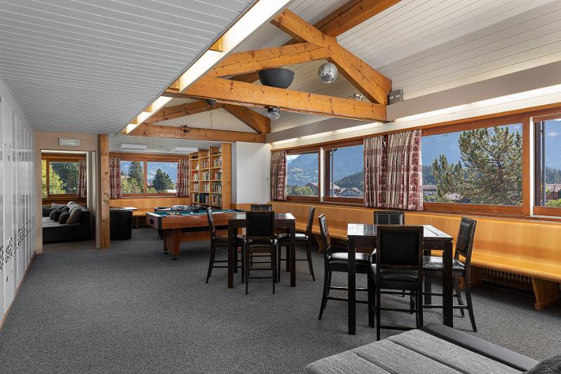 Tische und Stühle stehen in einem Raum im Sprachcamp Schweiz