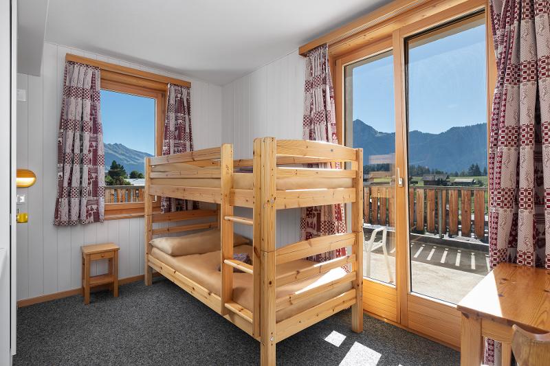 Ein Hochbett mit Ausblick auf die Berge auf Sprachreise Schweiz