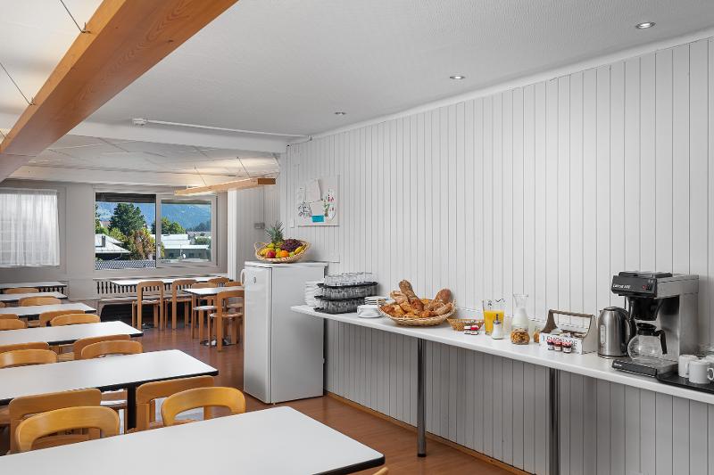 Ein Frühstücksbuffet steht auf Sprachreise Schweiz bereit