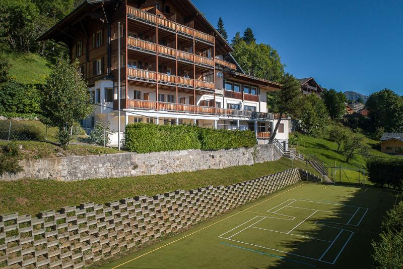 Tennisplatz bei der Unterkunft der Sprachreise Schweiz