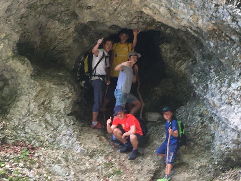 Jungen bei ihrem Sprachcamp Schweiz in einer Höhle