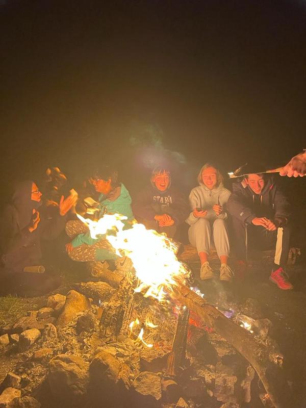 Kinder machen in ihrem Ferienlager ein Lagerfeuer