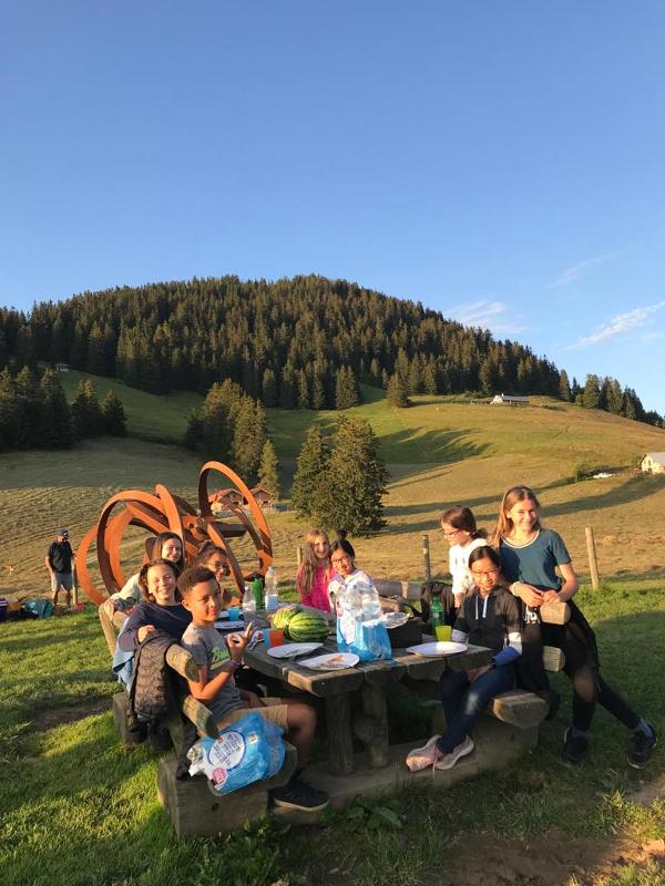 Kinder machen bei ihrer Sprachreise ein Picknick