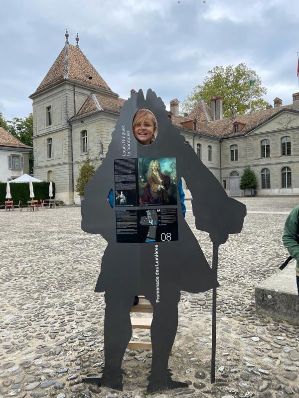Ein Teilnehmer verkleidet sich auf Sprachreise als Ritter