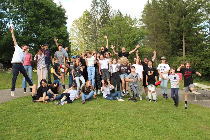 Teilnehmer der Sprachreise Schweiz springen als Gruppe hoch