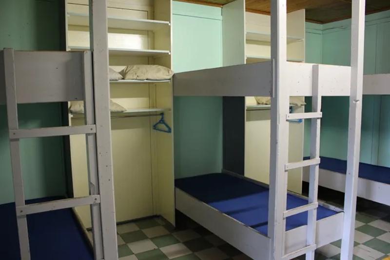 Mehrere Hochbetten stehen auf Sprachreise Schweiz in einem Zimmer