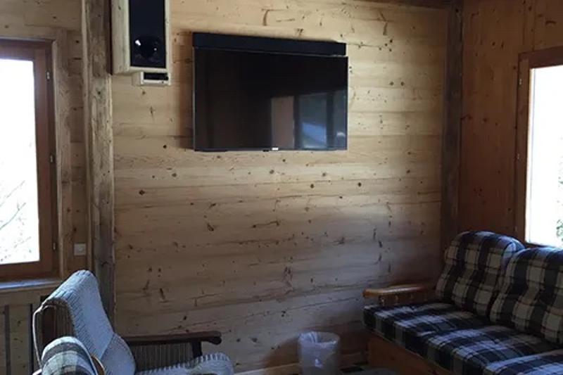 Aufenthaltsraum mit einem Fernseher und einer Couch im Sprachcamp Schweiz