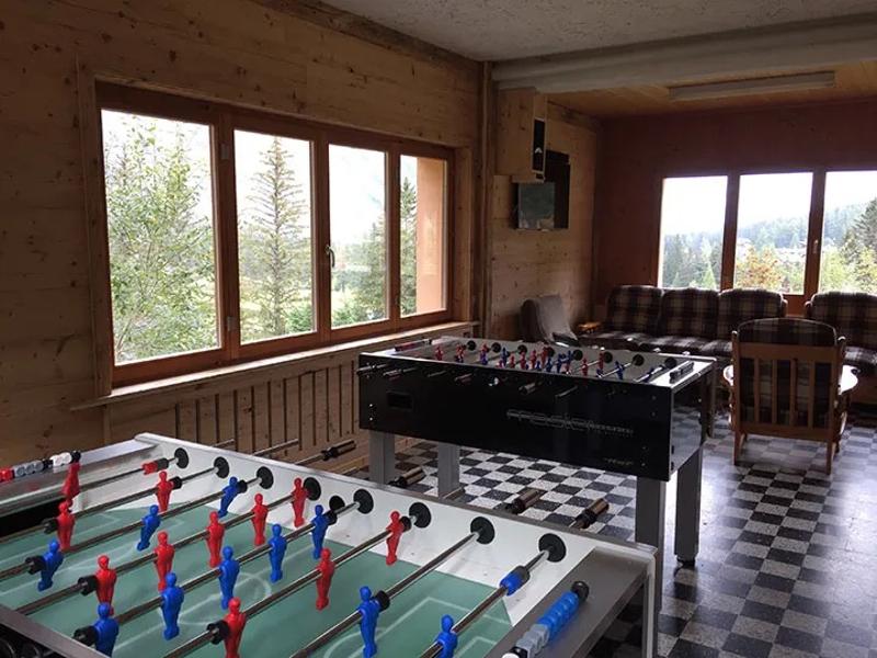 Kicker und Billardtisch stehen in einem Raum auf Sprachreise Schweiz